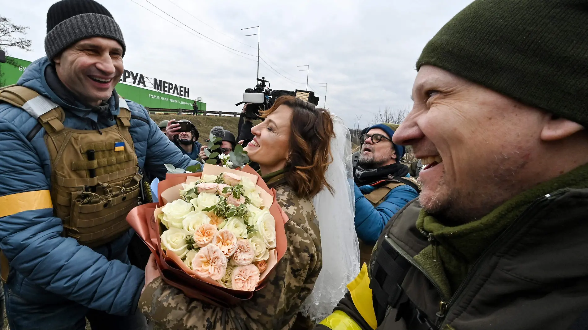 Así fue la boda entre dos integrantes de la resistencia ucraniana en plena ofensiva rusa